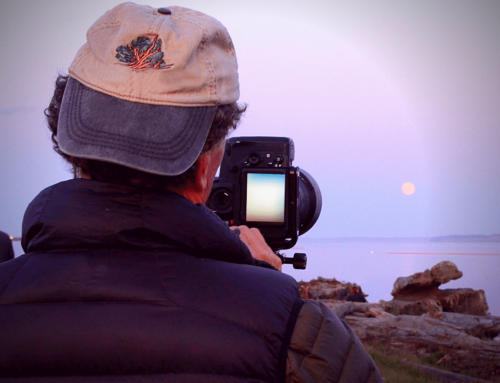 El momento en que un fotógrafo captó la luna alineada un con un aro olímpico