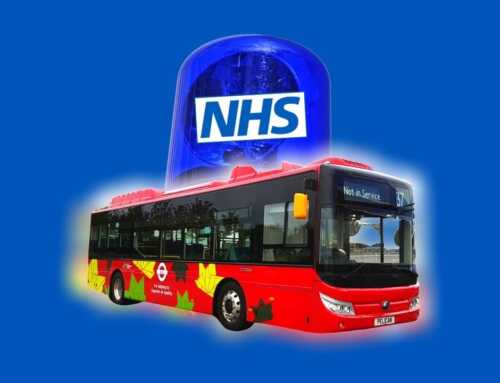 Convierten autobuses londinenses en ambulancias para ayudar hospitales en lucha contra el COVID