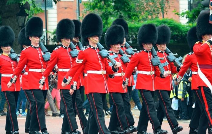 Soldados de la Casa Real británica en uniforme tradicional