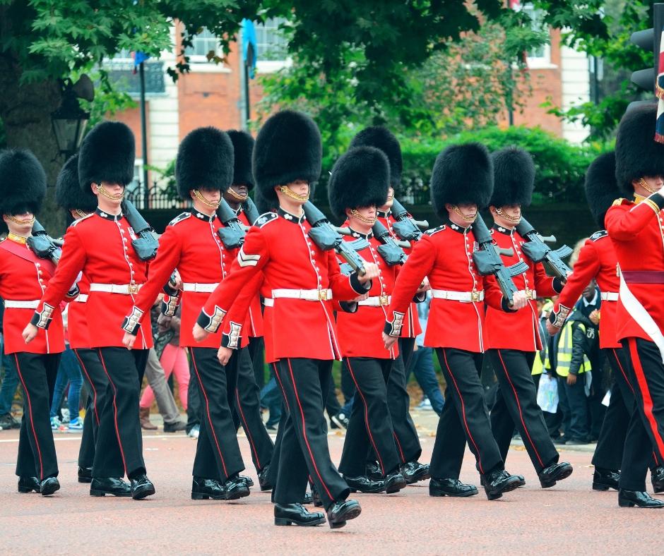 Soldados de la Casa Real británica en uniforme tradicional