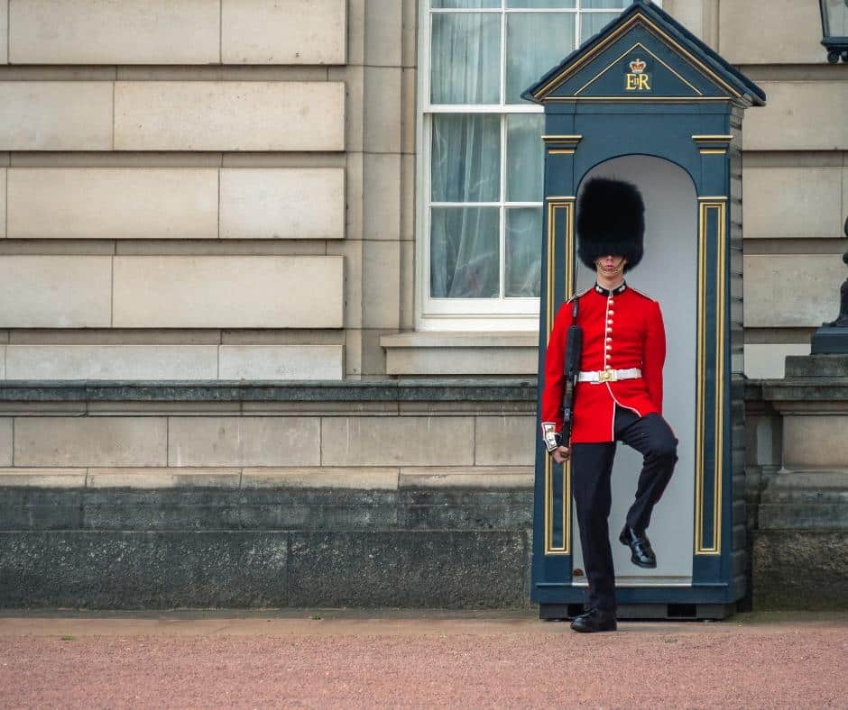 Soldado de la Casa Real británica en uniforme tradicional