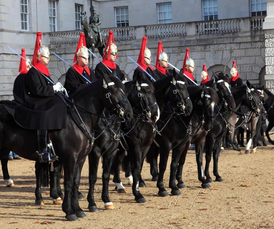 Jinetes de la Caballería de la Casa Real británica en Londres