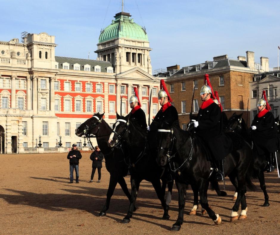 Jinetes de la Caballería en el Palacio de Buckingham en Londres