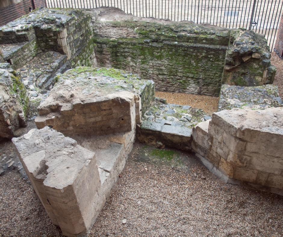Callejón histórico con ruinas romanas en Londres