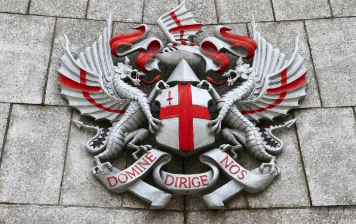 Escudo de La City de Londres con emblemas históricos