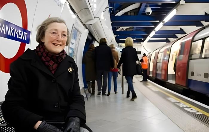Imagen destacada: La viuda del 'Mind the Gap' en el metro de Londres, símbolo de amor eterno.